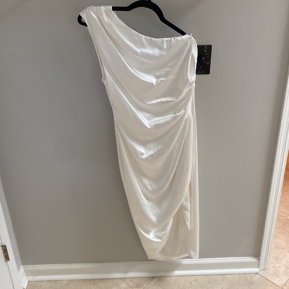 Elliatt Cassini Dress - Size M Dry cleaned - Picture 2 of 6